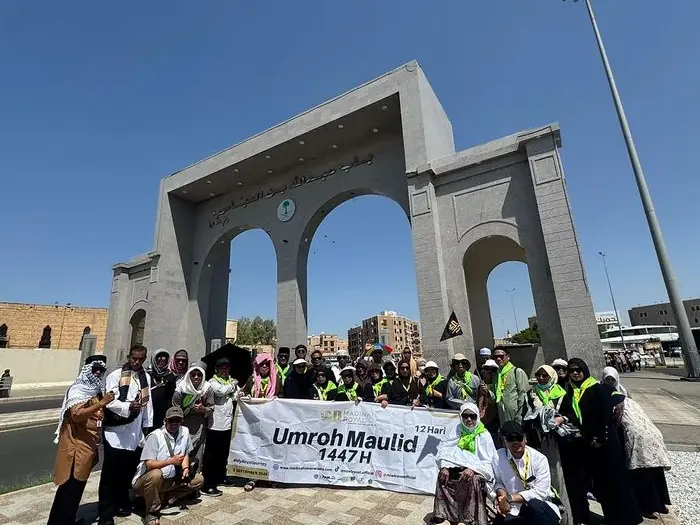 Rombongan jamaah umroh di gerbang Kota Madinah