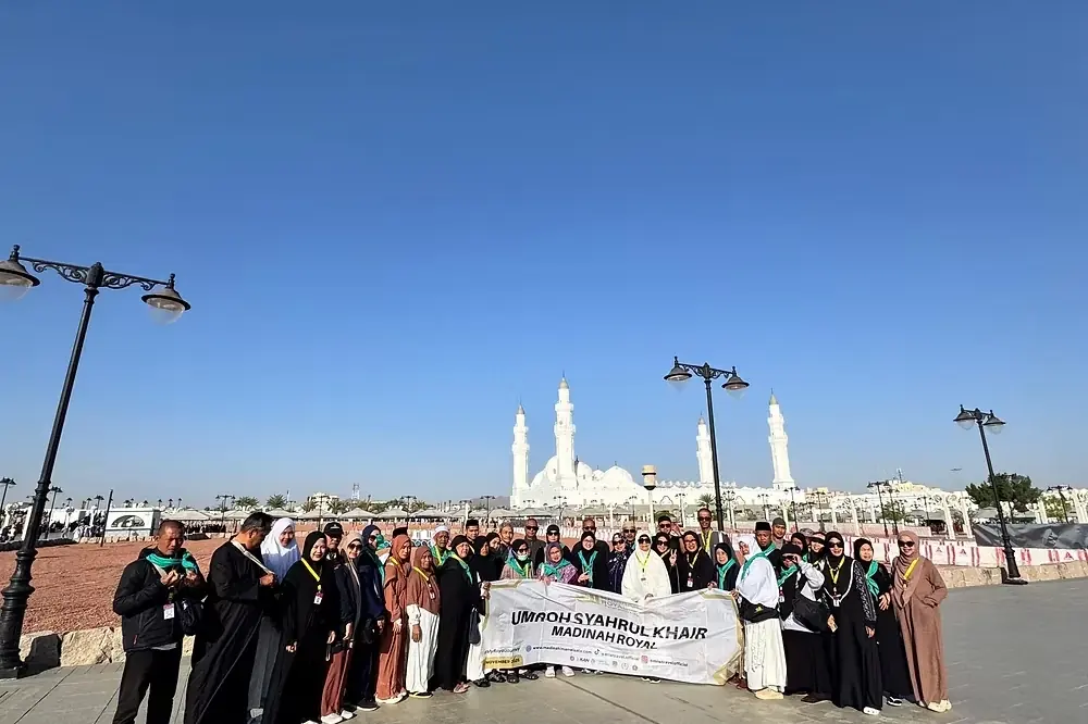 Rombongan jamaah umroh Madinah Iman Wisata bersama pembimbing