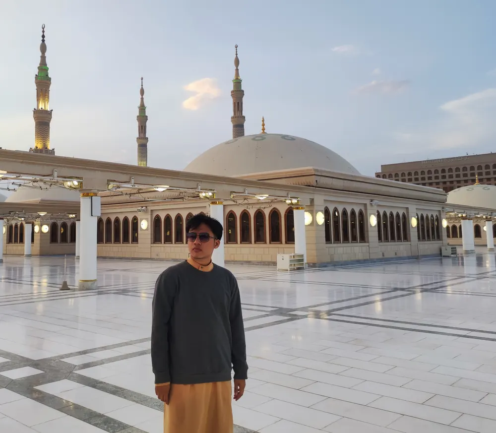 Kang Kholid di pelataran Masjid Nabawi, Madinah