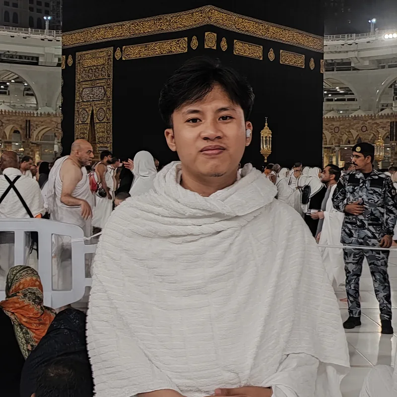 Kholid Fathurohman, Al-Hafidz (Kang Kholid), agen umroh Bandung, di depan Ka'bah Masjidil Haram