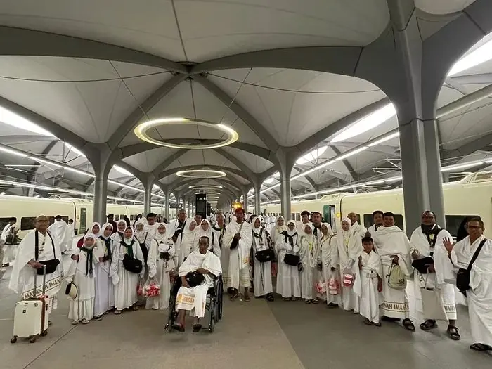Rombongan jamaah di stasiun kereta cepat Haramain