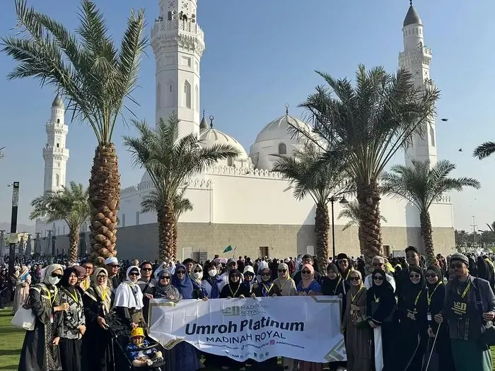 Jamaah umroh MIW di halaman Masjid Quba, Madinah