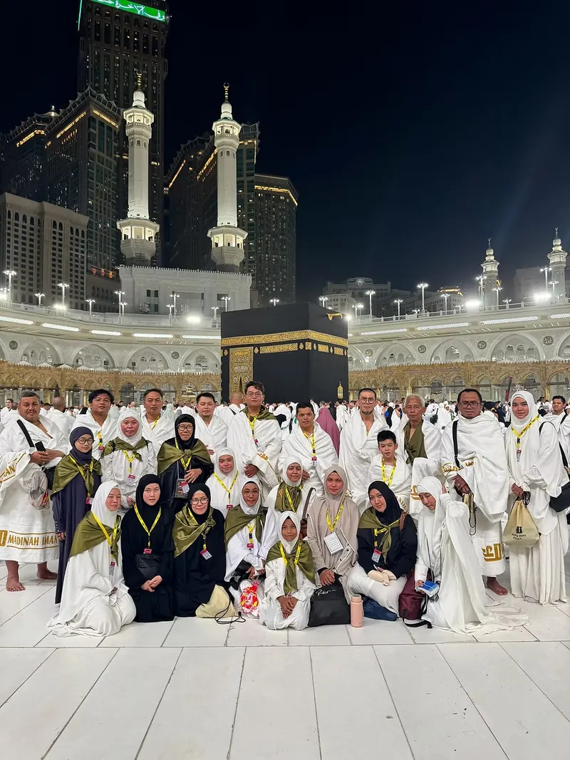 Rombongan jamaah umroh MIW berfoto bersama di depan Ka'bah, Masjidil Haram, Makkah