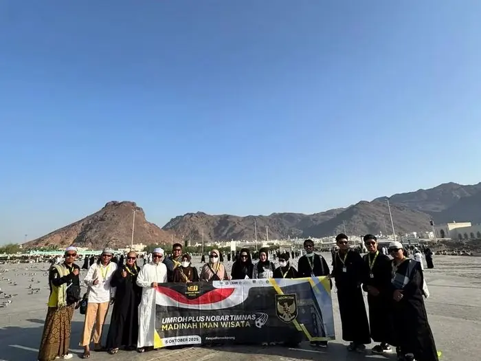 Jamaah umroh berziarah ke kawasan Jabal Uhud